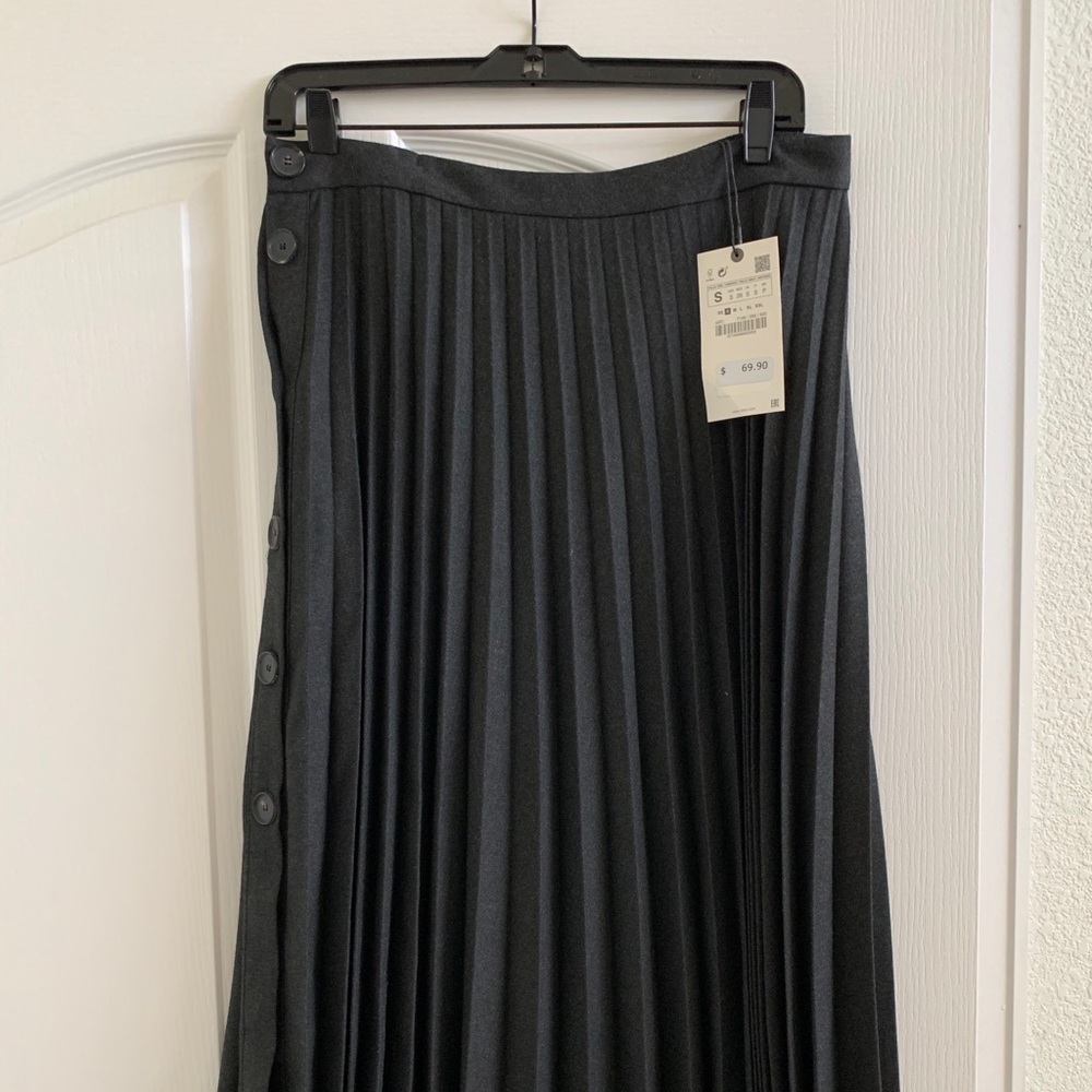 NEW WITH TAGS Zara Women’s Black Pleated Skirt